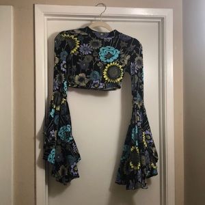 Motel xs crop, bell sleeved top